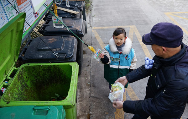 凤凰社区：“小小督导员”上线 开启垃圾分类新时尚1.jpg