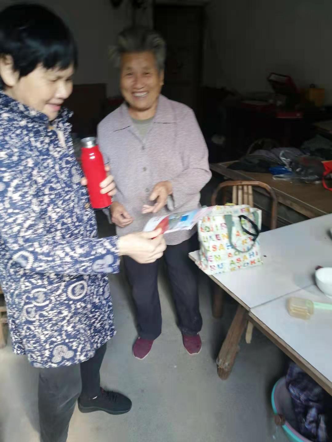 网格员向村民发放法治平安宣传资料 (1).jpg