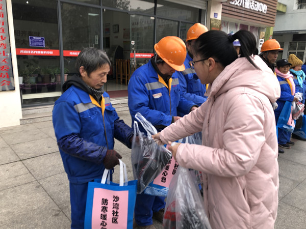 为环卫工人送上冬日的“温暖”1.jpg
