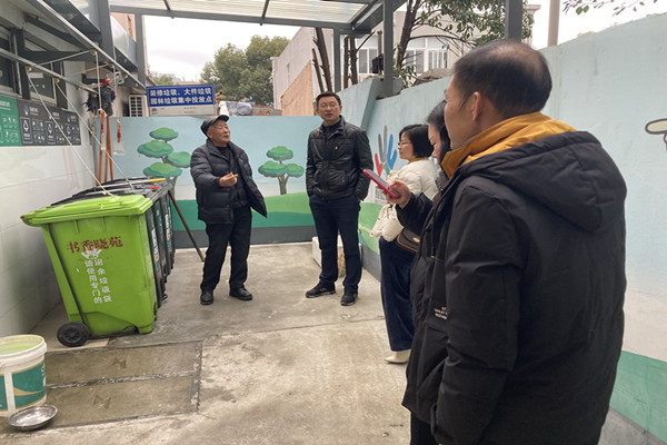 街道领导检查指导小区垃圾分类工作.jpg