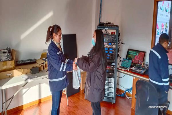 社区教育工作者化身“抗寒防疫卫士”守护园区 (2).jpg