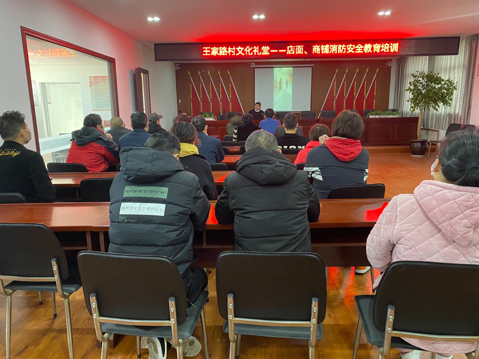 龙山镇王家路村店面、商铺消防安全教育培训.jpg