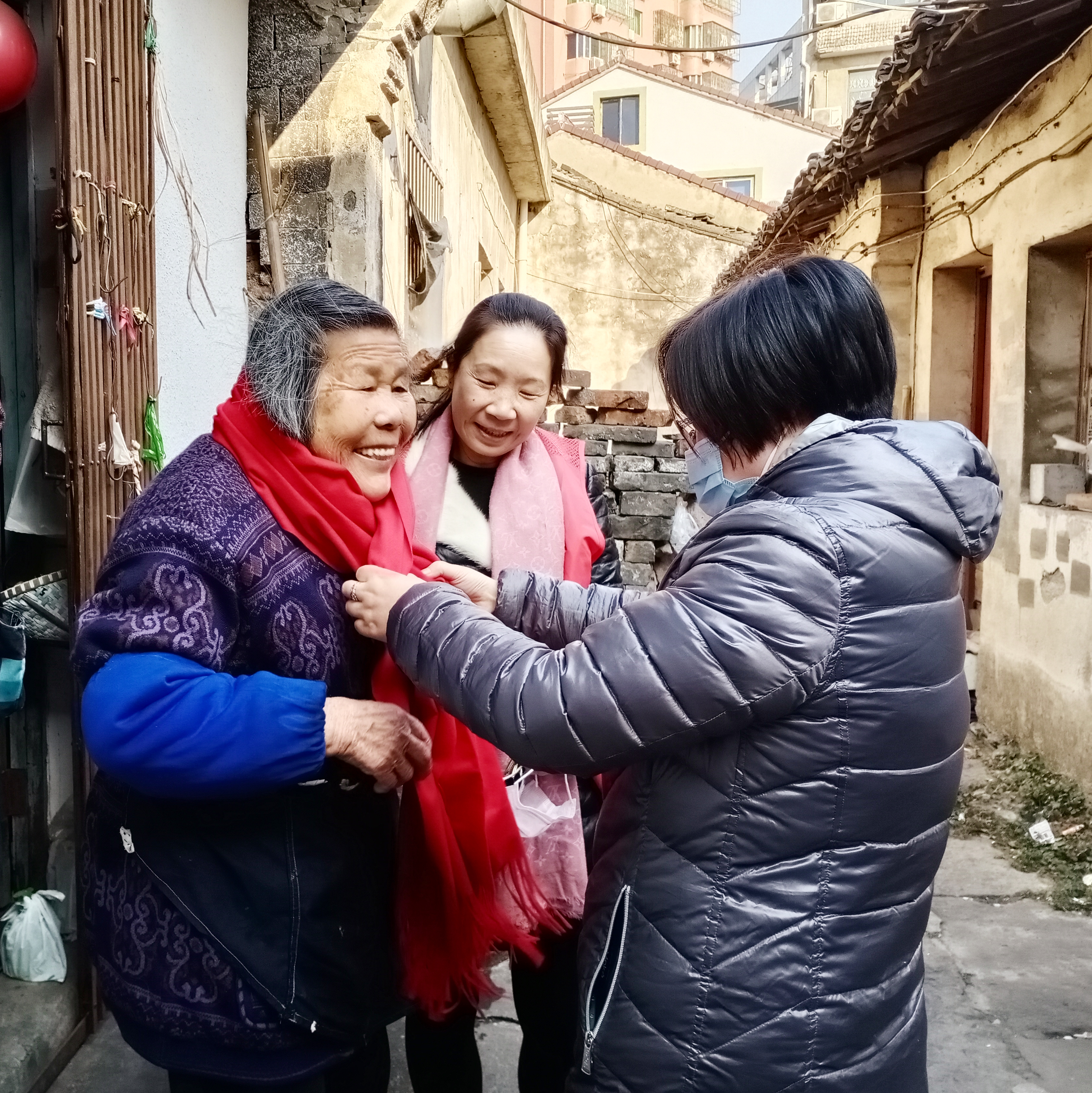 蔚斗：围巾献温暖 福字送祝福2.jpg