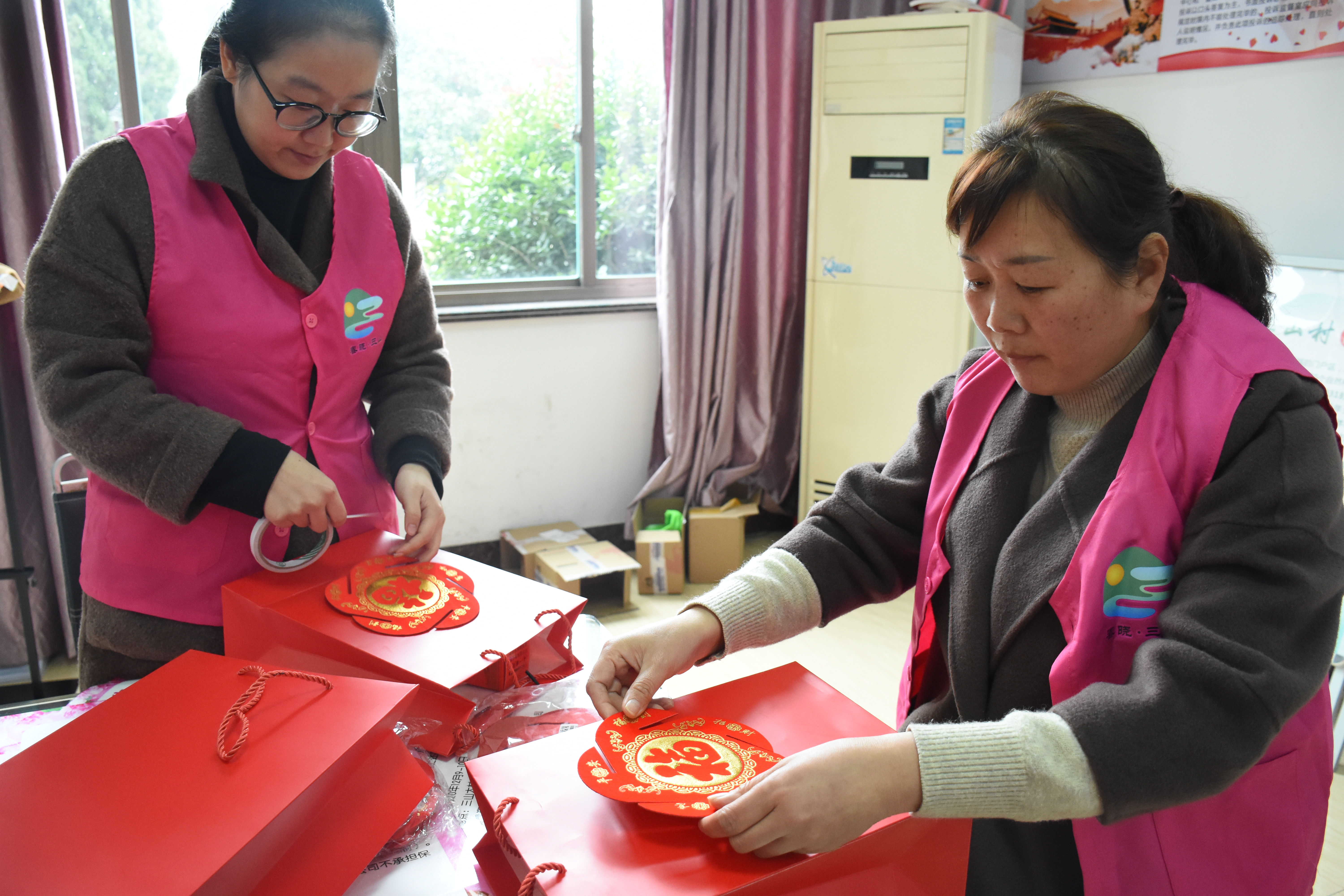 北仑区春晓街道三山村联合春晓成校开展“就地过年，送新春福袋”活动（2）.jpg
