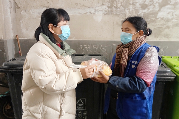 督导员留甬过年 社区送上关怀.jpg