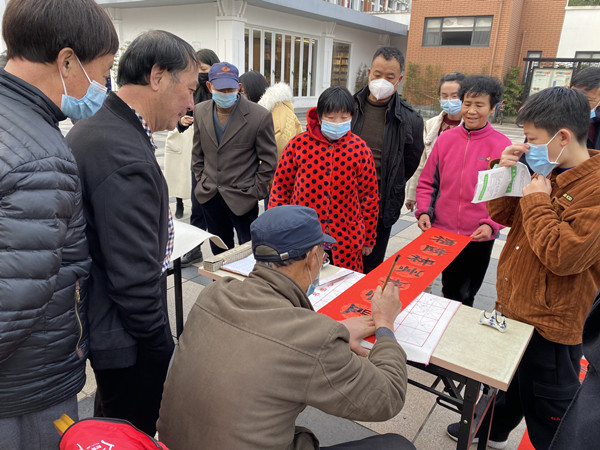 凤凰分中心：传统文化暖人心 春联送福到万家.jpg