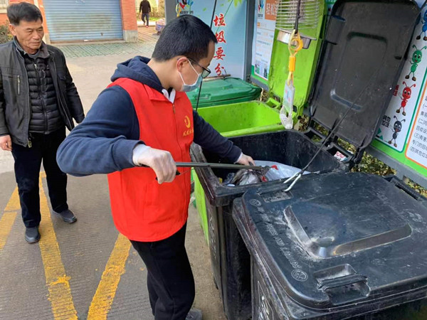 凤凰社区：组织青少年开展垃圾分类督导活动.jpg