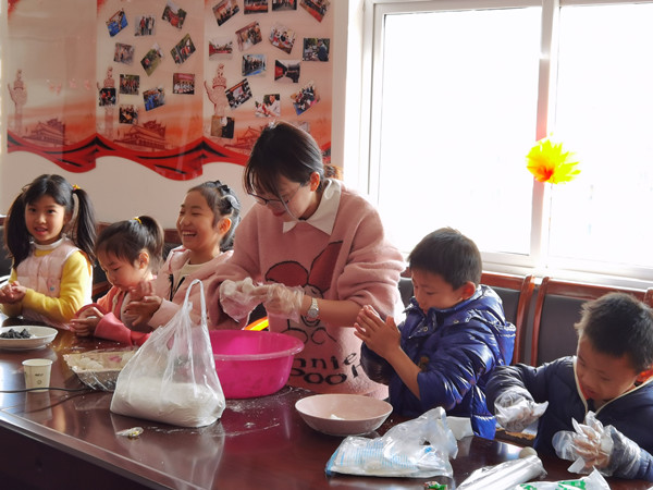 北仑霞浦社教中心沙湾分中心：开展“浓浓元宵情 邻里一家亲”亲子包汤圆活动.jpg
