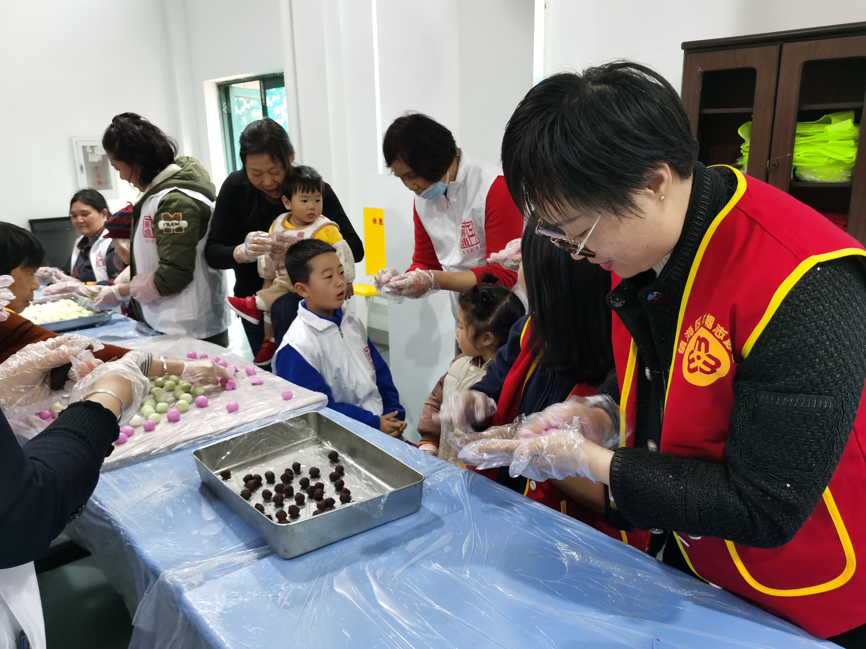 （镇海区澥浦镇汇源社区）欢喜闹元宵 老少同乐包汤圆2.jpg