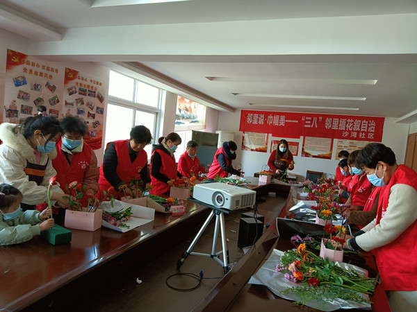 北仑霞浦社教中心沙湾分中心：开展“三八”邻里插花叙自治培训.jpg