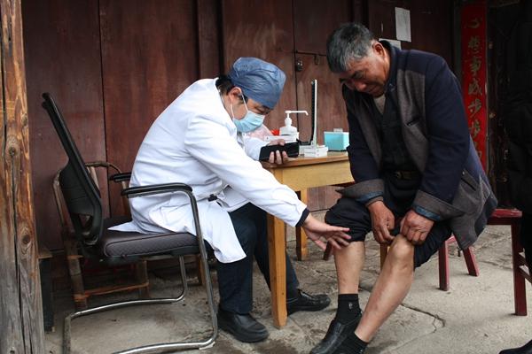 “银辉”不退志 红心学雷锋 (2)(1).jpg