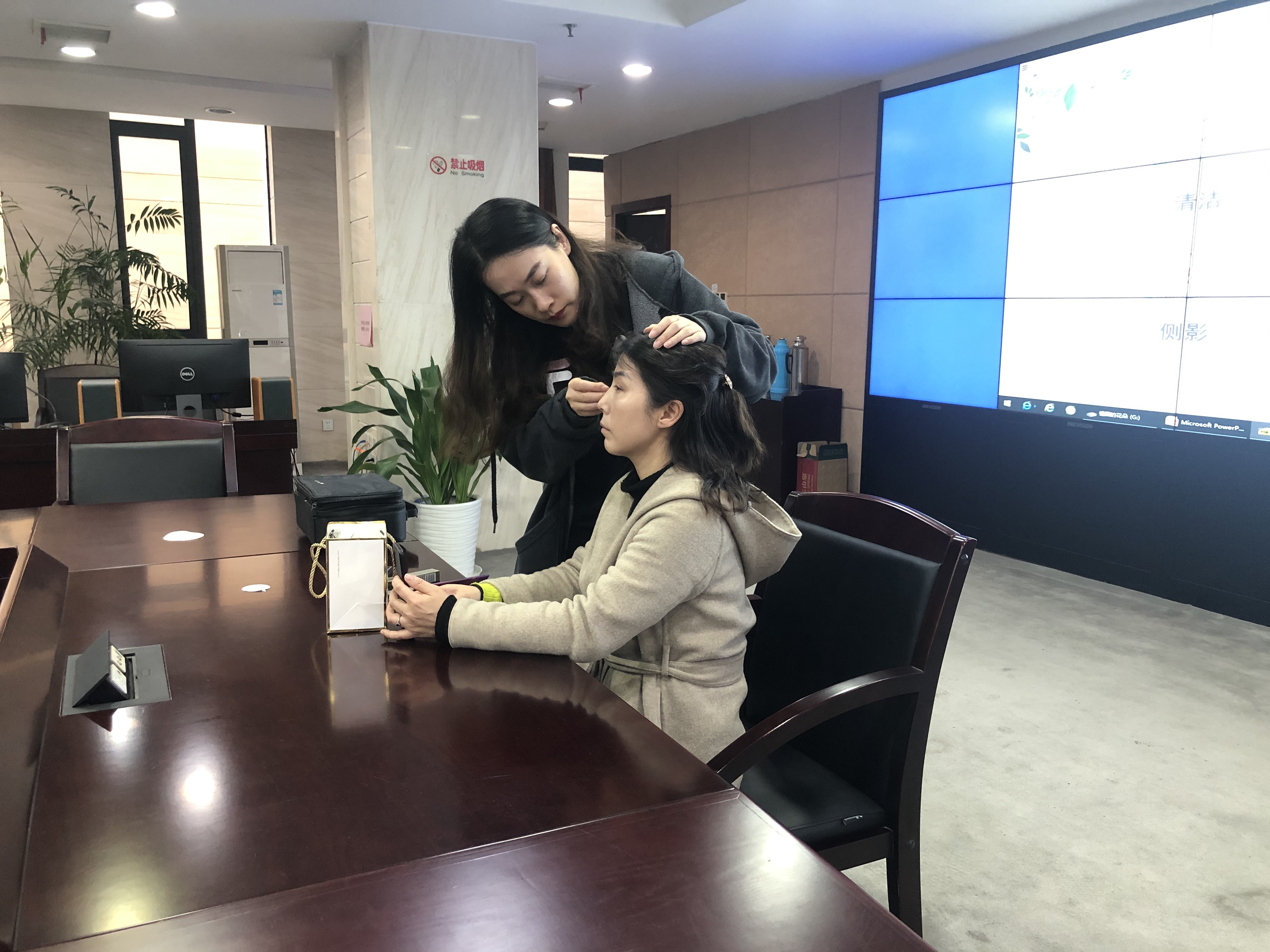 北仑区春晓街道举办女职工化妆技巧培训活动.jpg