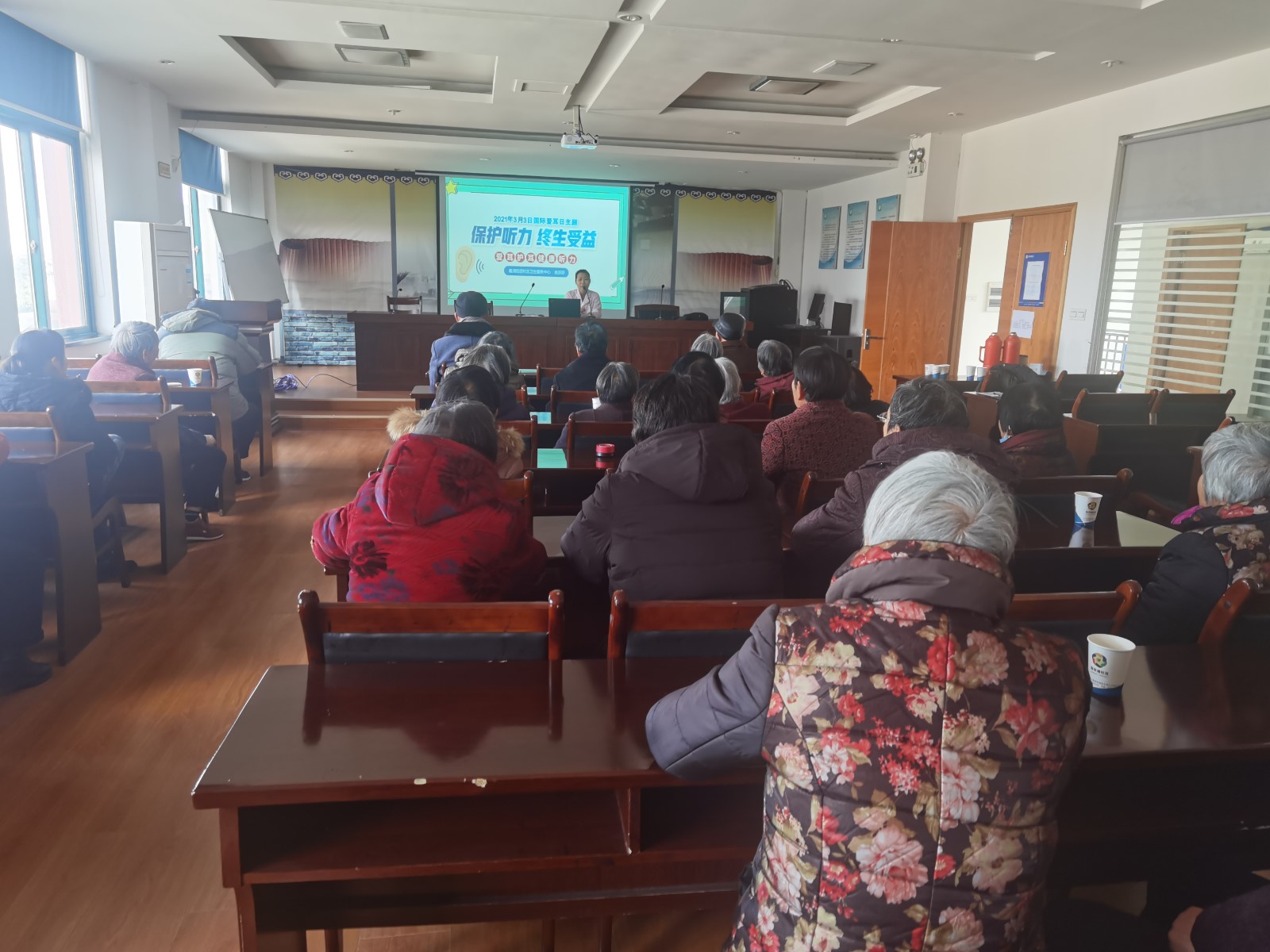 北仑霞浦社区教育中心陈华浦分中心：开展国际“爱耳日”宣传活动.jpg
