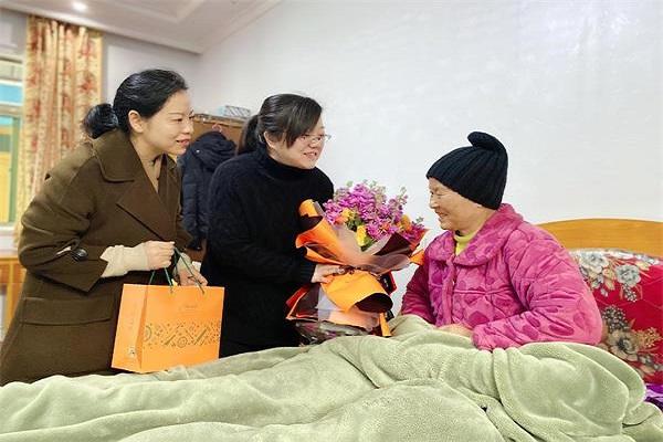 爱溢失独母亲 情暖别样“三八” (2)(1).jpg