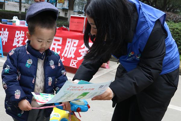 开展“绿色礼貌 资源永续”垃圾分类宣传 (2)(1).jpg