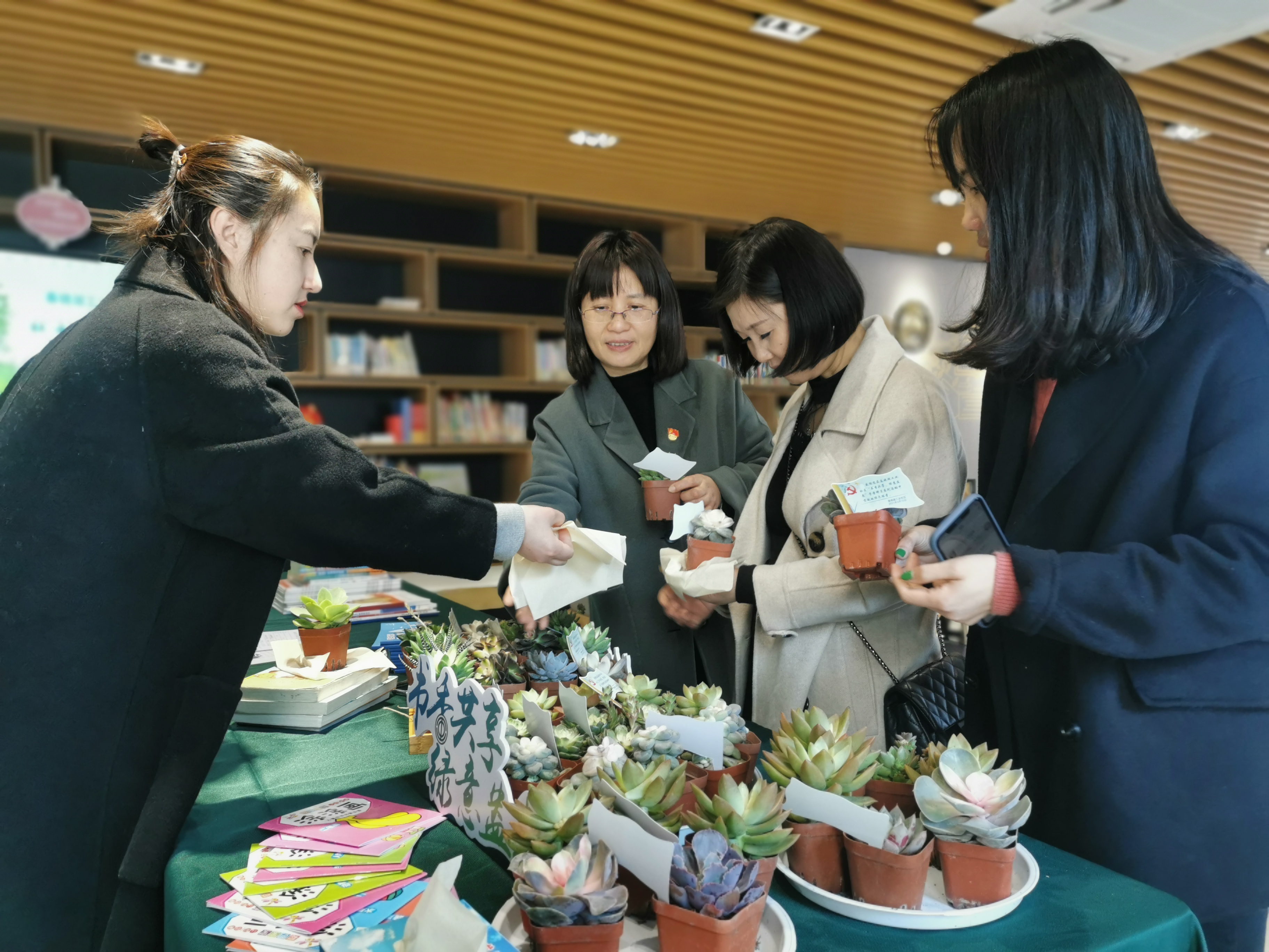 北仑区春晓街道春晓湖工业社区开展“书香‘唤’绿植，让旧书‘活’起来”活动.jpg