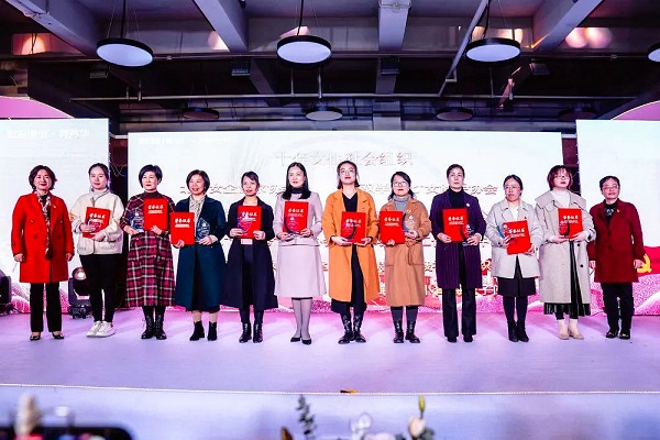 塔峙大阿嫂获北仑区十佳女性社会组织称号 (2).jpg