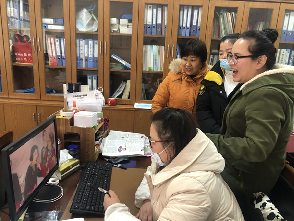 北仑霞浦社教中心沙湾分中心：组织社工收看《巾帼颂党恩 红装绘锦绣》.jpg