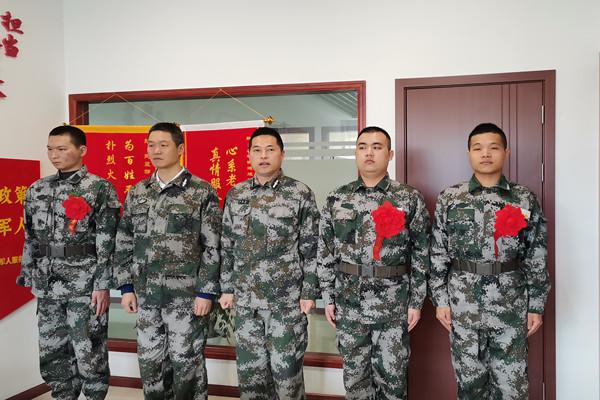 欢送新兵踏征途 军民齐心保家国(1).jpg