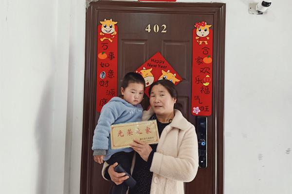 悬挂光荣牌 建立归属感(1).jpg