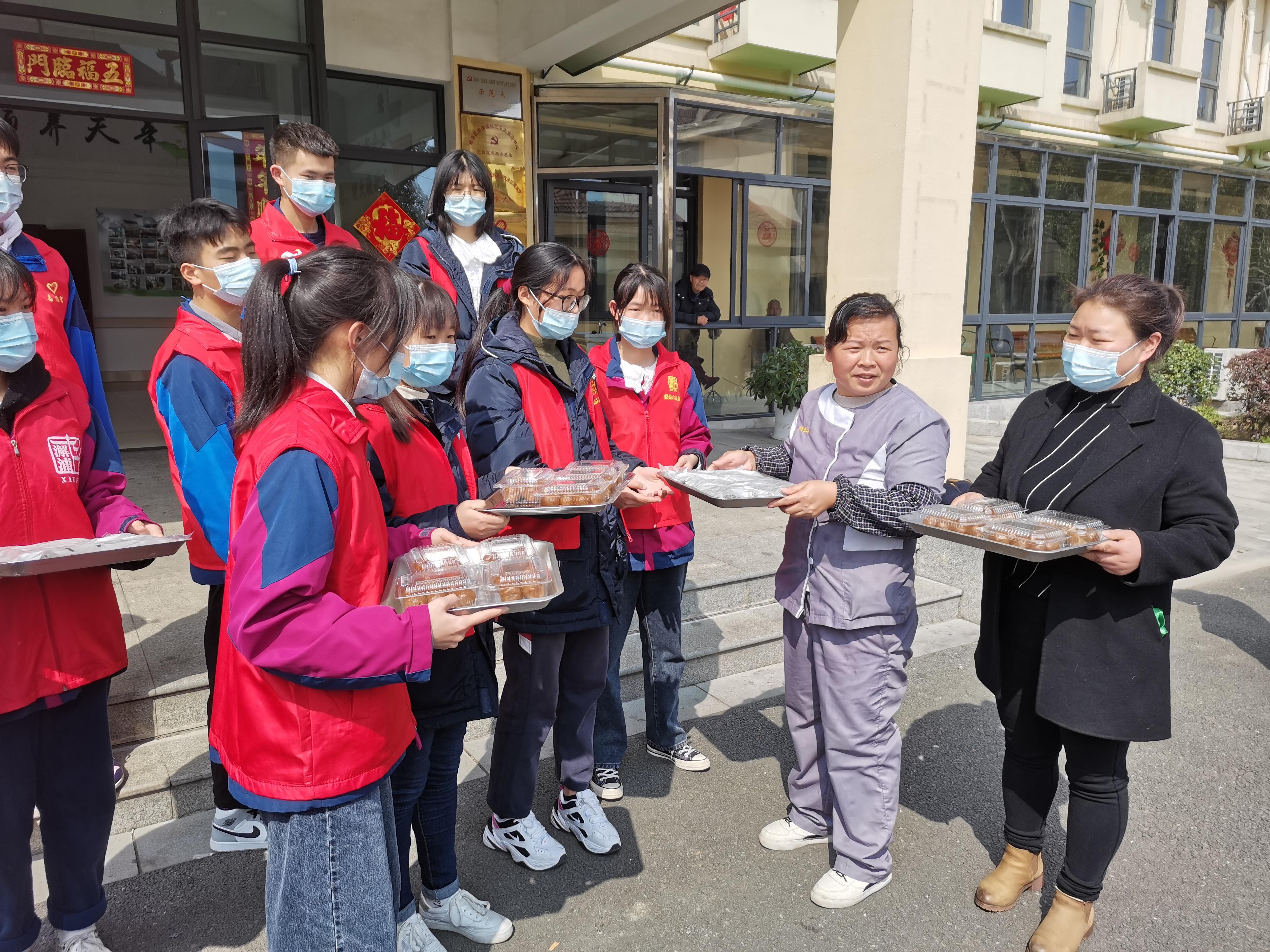 镇海区澥浦成人学校开展“包青团 献爱心”活动3(1).jpg