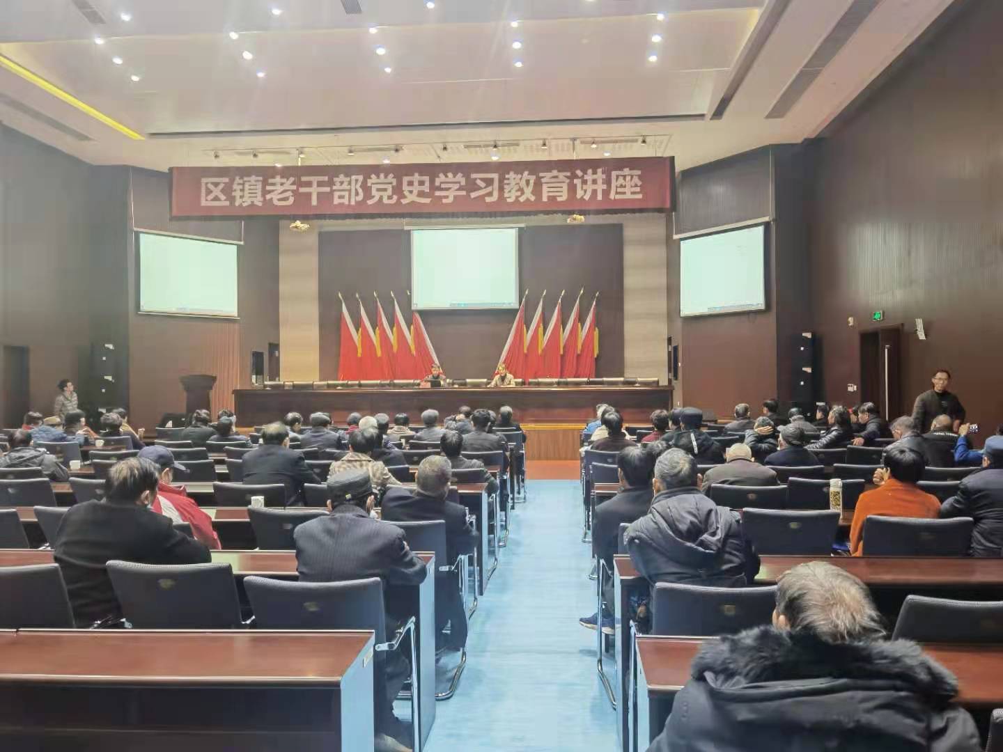 再掀学习热潮！龙山镇区镇离退休干部党史学习教育动员会暨集体学习会 (5).jpg