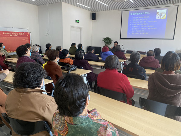 北仑霞浦社教中心凤凰分中心：开展骨质疏松防治健康知识讲座 .jpg