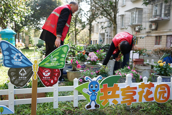 北仑霞浦社教中心凤凰分中心：党群共建“共享花园” 居民乐享“花样生活”.jpg