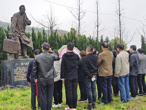 北仑霞浦社教中心凤凰分中心：开展“继承民族优良传统 弘扬英雄奉献精神”祭扫张人亚墓活动.jpg