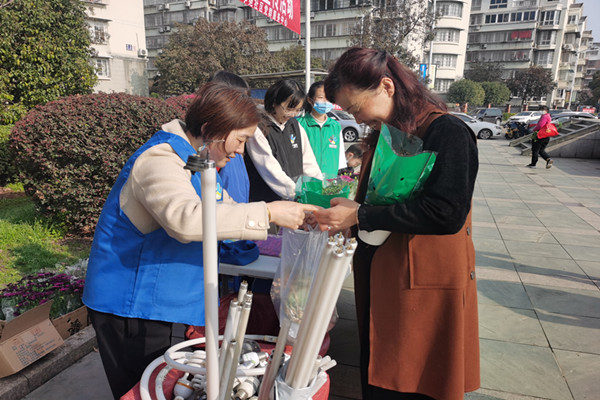 “有害换有爱 红色正能量”——垃圾分类宣传活动 (1).jpg