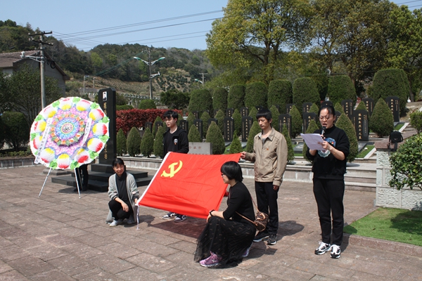 红色传承--银辉祭先烈，青春表初心 (1).jpg