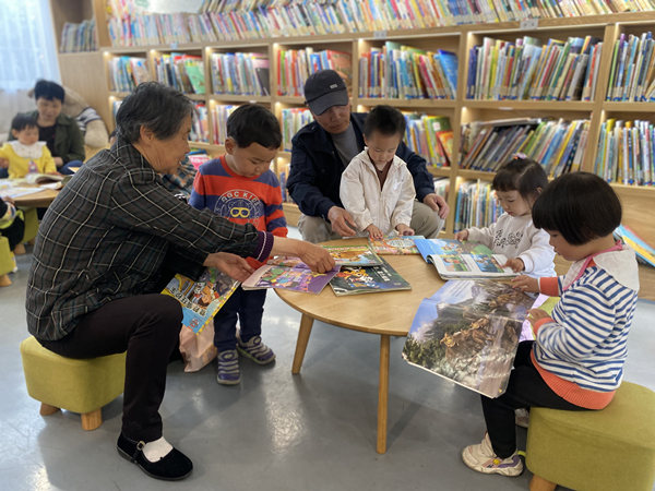 北仑霞浦社教中心凤凰分中心：“世界读书日”亲子共读活动 感受“阅读的力量”.jpg