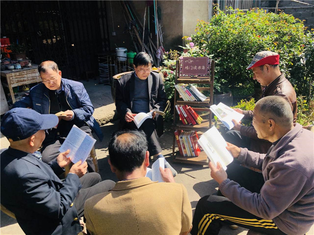 设立“红色读书角”，传承“红色基因”_副本 (1).jpg