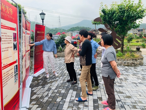 百年芳华-甬籍优秀共产党员图片巡展进社区.jpg