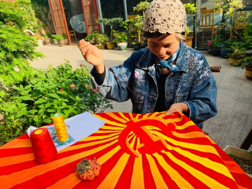 一针一线绣党旗 布艺刺绣映初心.jpg