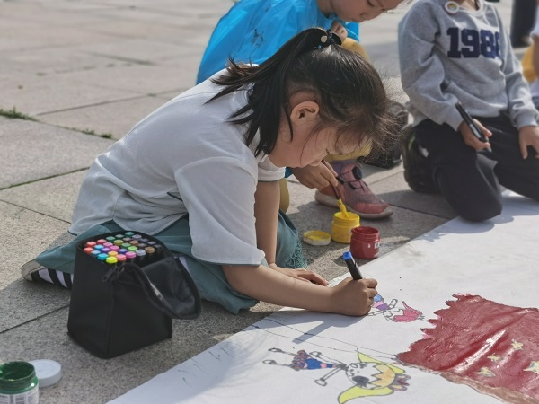 北仑霞浦社区教育中心陈华浦分中心：百人共绘百米画卷 共享百年红色教育3.jpg