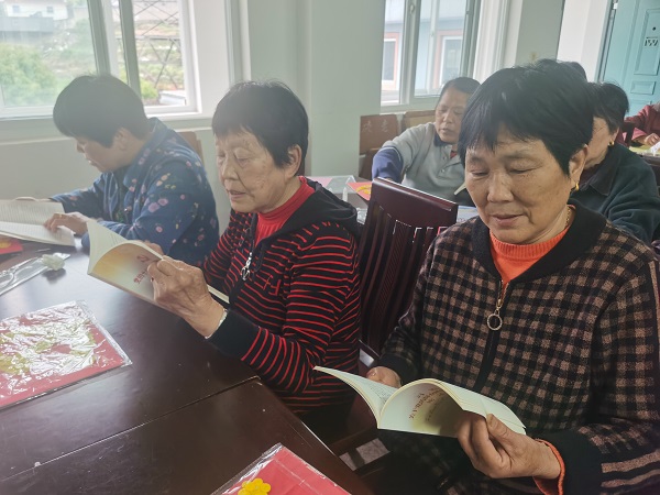 北仑霞浦社区教育中心陈华浦分中心：古稀老人读党史 爱党爱国表真情.jpg