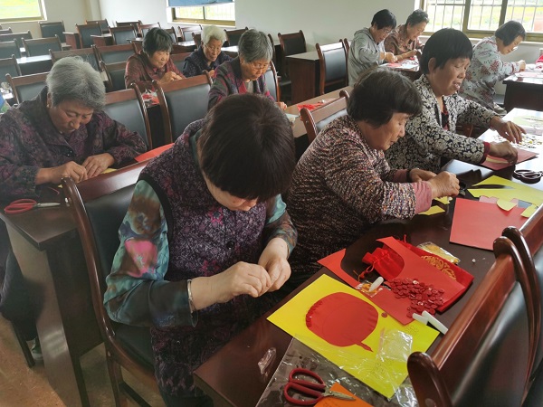 北仑霞浦社区教育中心陈华浦分中心：开展空巢老人手工扣子画培训.jpg