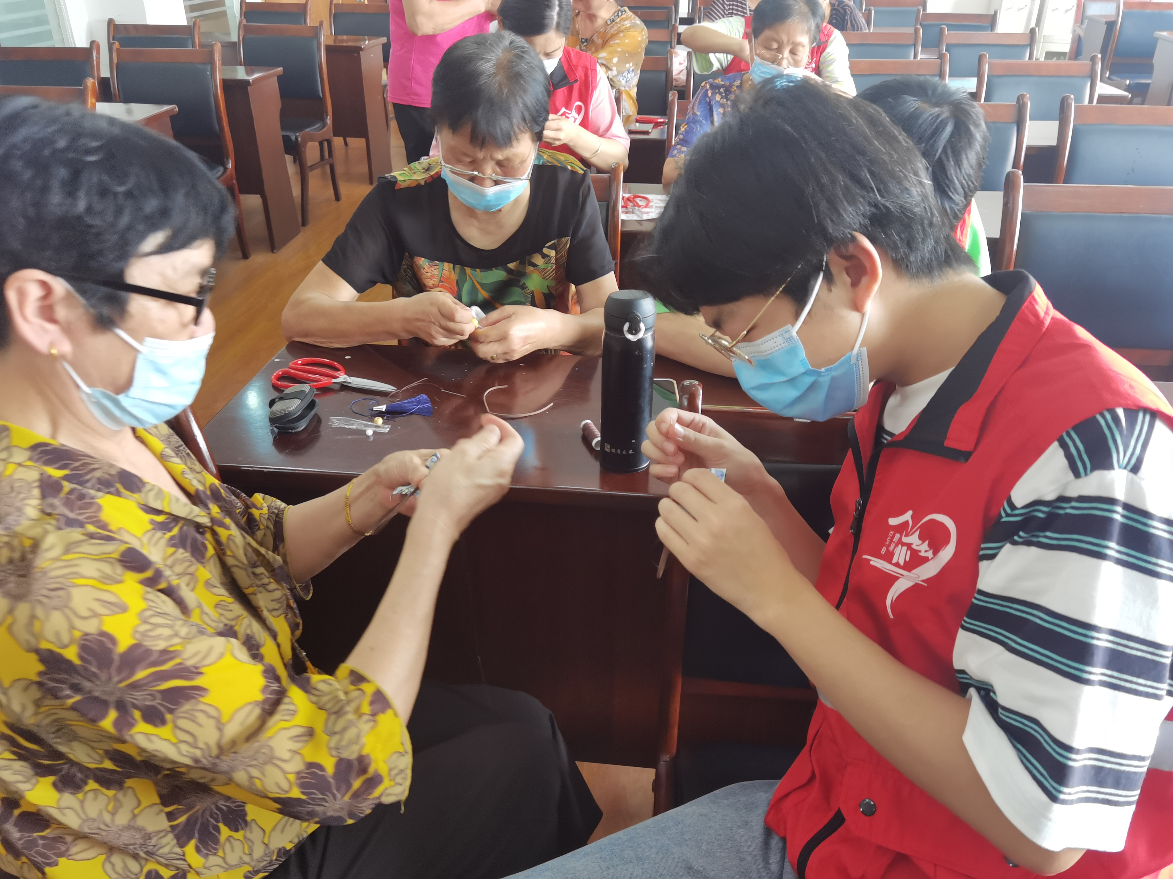 陈华浦社区：“巧手装扮 心灵家园”空巢老人手工制作之端午香囊手工制作培训活动.jpg