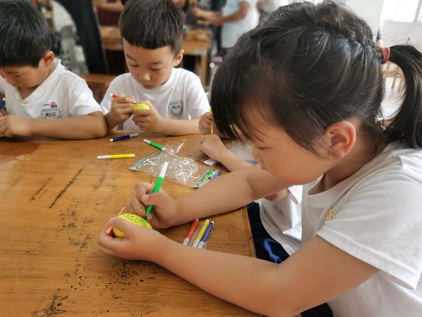 陈华浦社区：“童心向党绘梦想 创意彩蛋迎端午”幼儿端午彩蛋培训活动2.jpg