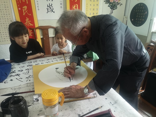 陈华浦社区：书画培训传真情 老少同乐迎端午1.jpg