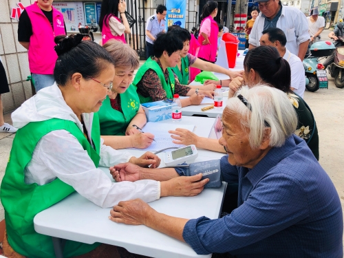 小集市大力量 红领服务进社区.jpg