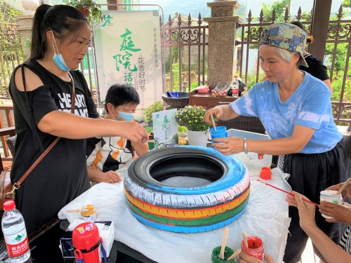 花香好时节 庭院话共富1.jpg