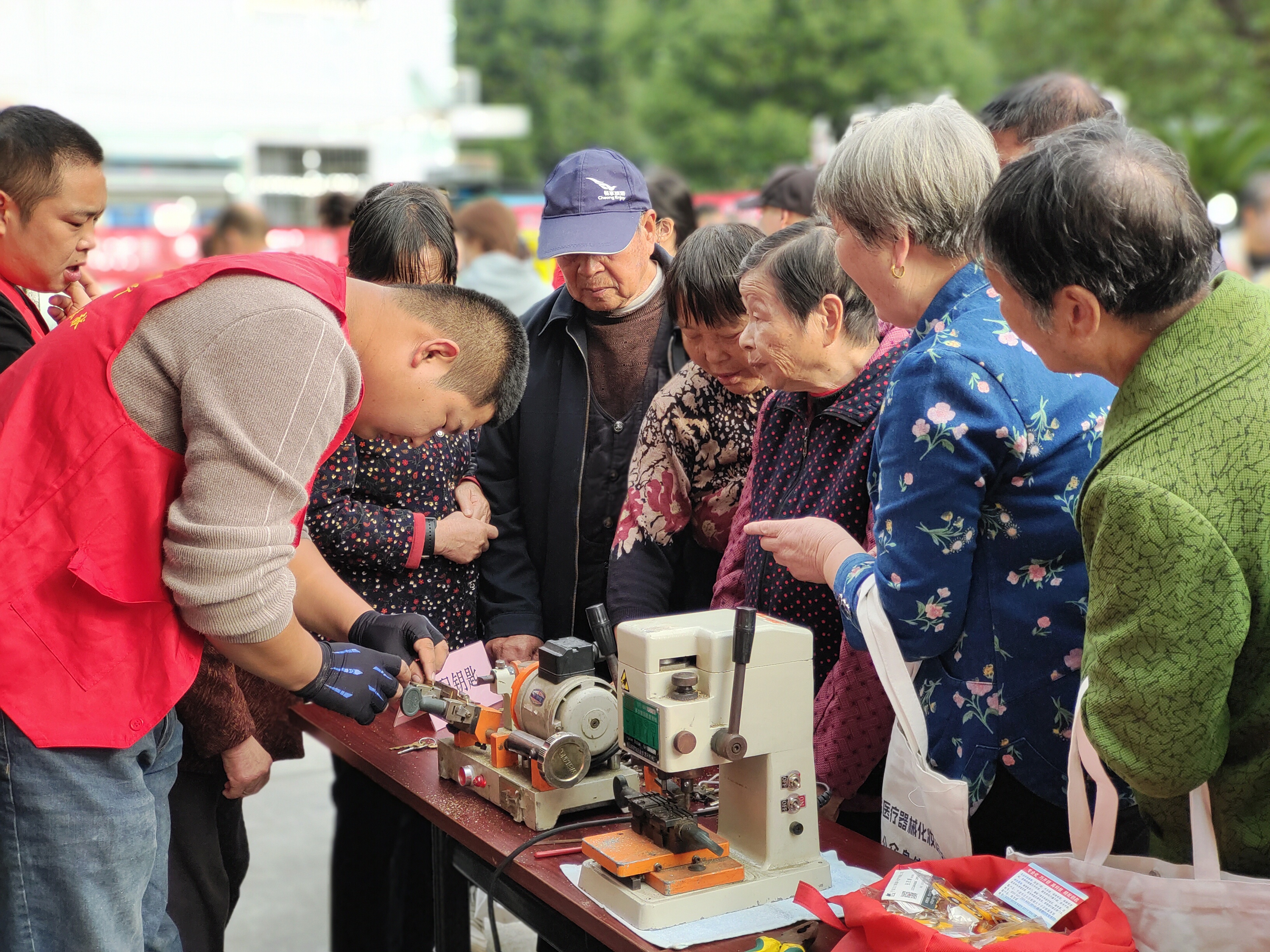山下社区党群服务中心便民小服务传递大能量